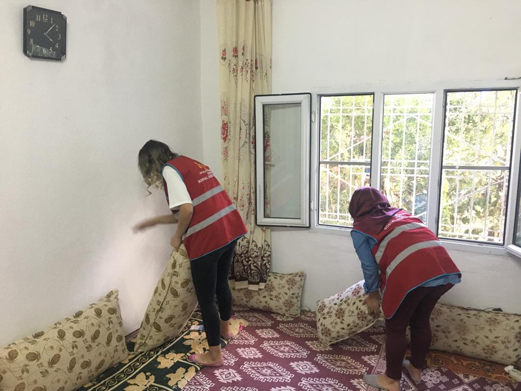 Artuklukymkm's tweet photo. Kaymakamlığımız tarafından yürütülen evde yaşlı bakım projesi kapsamında olan yaşlılarımızın ev temizliği ve kişisel bakım ihtiyaçları karşılanıyor. https://t.co/FtEYJuPQgL