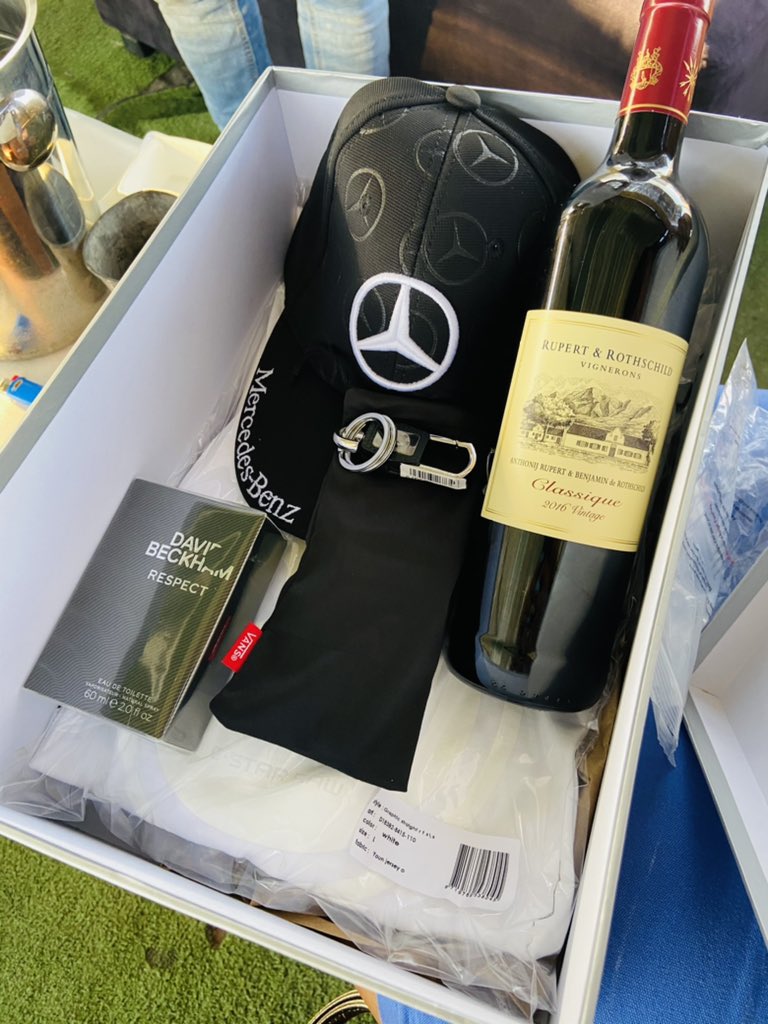 Lyntlzz's tweet photo. My friend Lethabo makes hampers and platters and offers delivery🌻
WhatsApp - 072 189 1878
#PlugAFriend https://t.co/ut61yvieKg