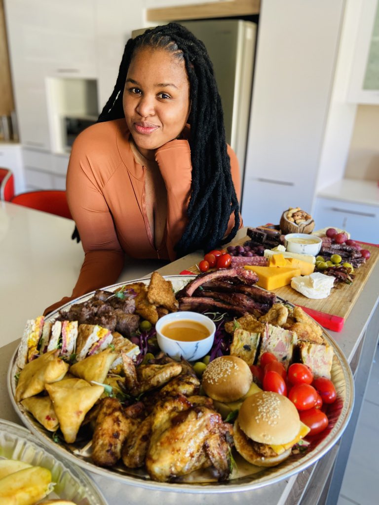 Lyntlzz's tweet photo. My friend Lethabo makes hampers and platters and offers delivery🌻
WhatsApp - 072 189 1878
#PlugAFriend https://t.co/ut61yvieKg