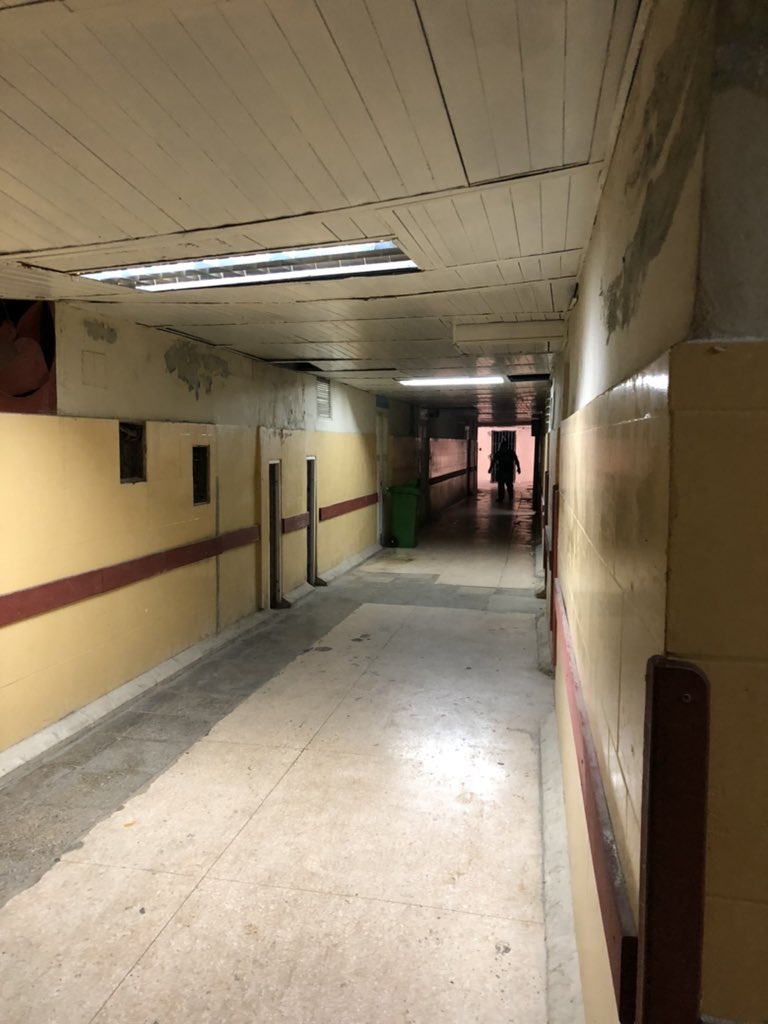 pelua_sin_felpa's tweet photo. Estas imágenes son del #HospitalNacional de #LaHabana Todo es pura fachada. Cuando bajas un piso te das cuenta de la verdadera cara de #Cuba esa q esconden ante el mundo. Pero nosotros tenemos el deber de revelar la verdad 
#PatriayLibertad 
#NoSomosContinuidad https://t.co/gWRSfEqz4p