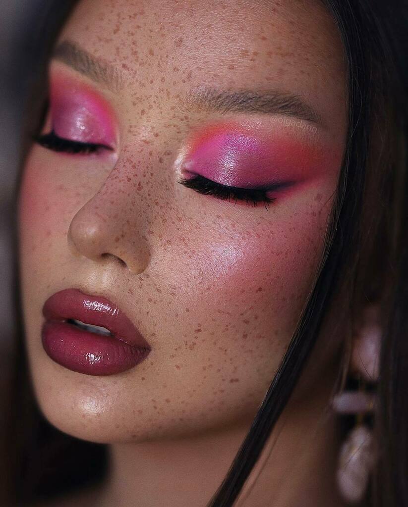 OFRACosmetics's tweet photo. 🍰 CAKE 🍰⠀
-⠀
@olgadann ices this look with BEACHSIDE Signature Palette, PINK PETAL Blush, and #OFRAxNikkieTutorials GLAZED DONUT Highlighter ⠀ https://t.co/7PsGdp8PPw https://t.co/5mx2QDMq7x