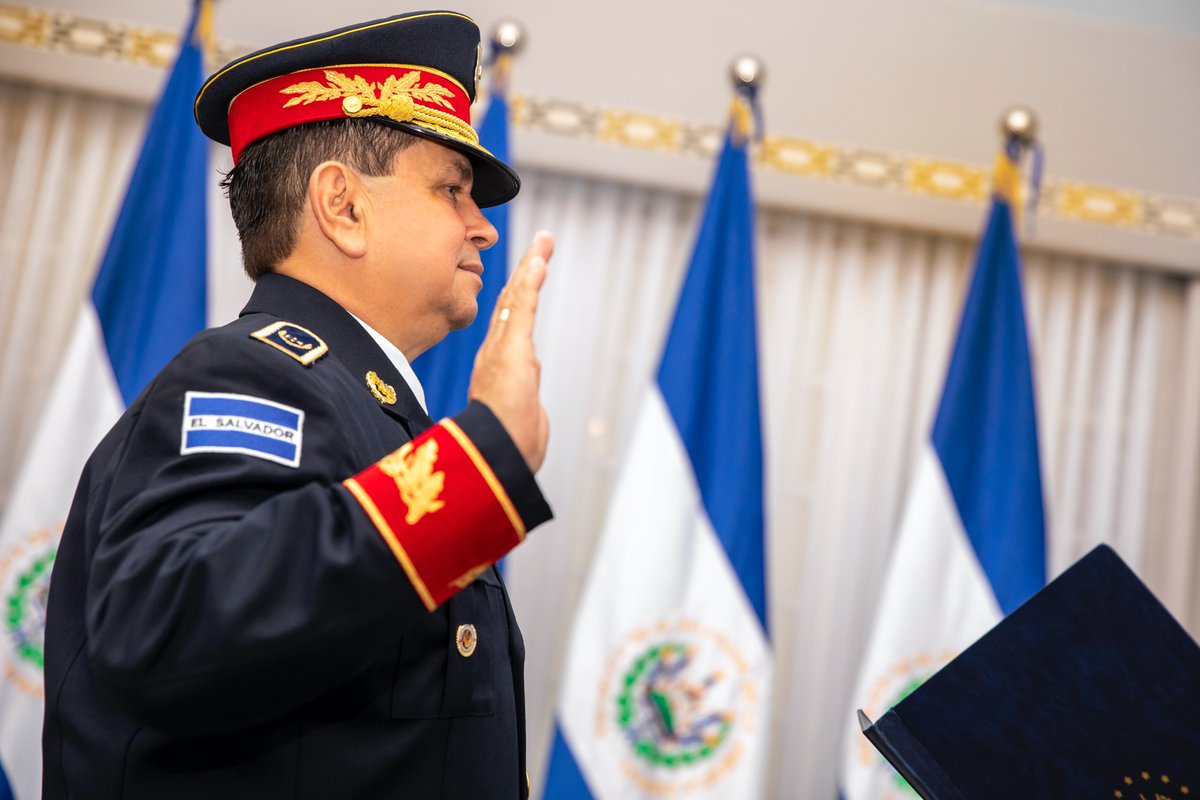 El Comisionado Arriaza Chicas ha sido nombrado como Viceministro de Seguridad Pública ad honórem y seguirá ejerciendo como Director de la <a href="/PNCSV/">PNC El Salvador</a>.