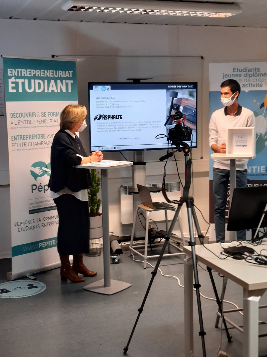 Mme Jamart (D2RT) remet le prix #PEPITE 2020 national à Alexandre Lachi  #entrepreneuriat #FiersDeNosEtudiants #URCA