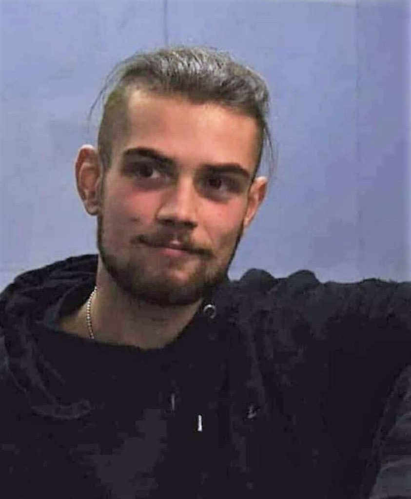 Daniel Gallardo hace un año que está en Alcalá-Meco por solidarizarse con el pueblo catalán.
Los que hacían apología del nazismo y franquismo en Barcelona, gritando "Heil Hitler" y exhibiendo banderas nazis y franquistas, están durmiendo en sus casas.
Para que lo recordéis.