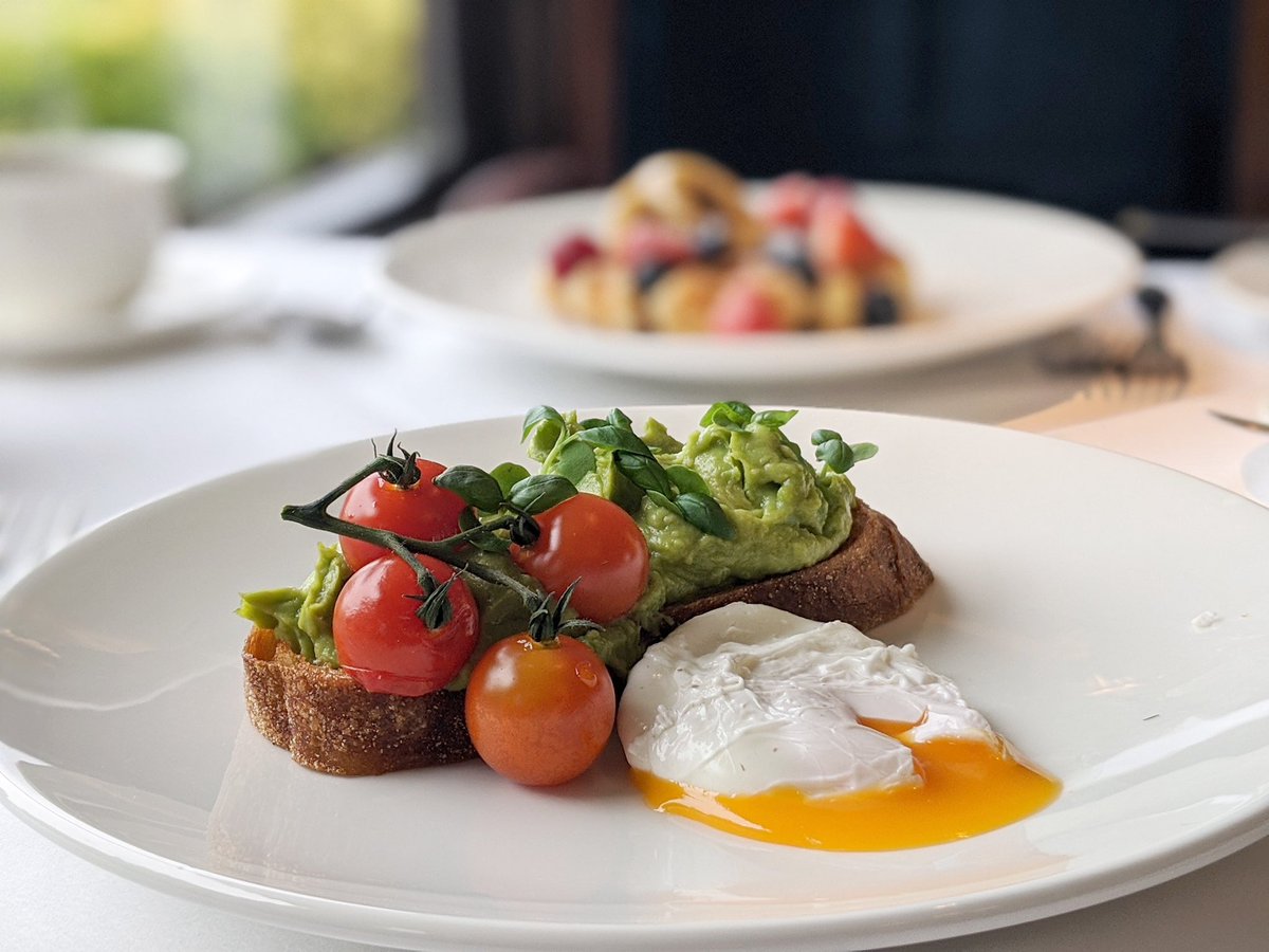 MyRichmondLdn's tweet photo. Breakfast with a view! 🍳 🧇 🥓 @ThePetersham have launched a brilliant new breakfast menu this month - choose from smashed avocado and poached eggs, traditional Belgian waffles, full or vegan English plus much more. https://t.co/rsOESfv70A https://t.co/8UAZe2gEaz