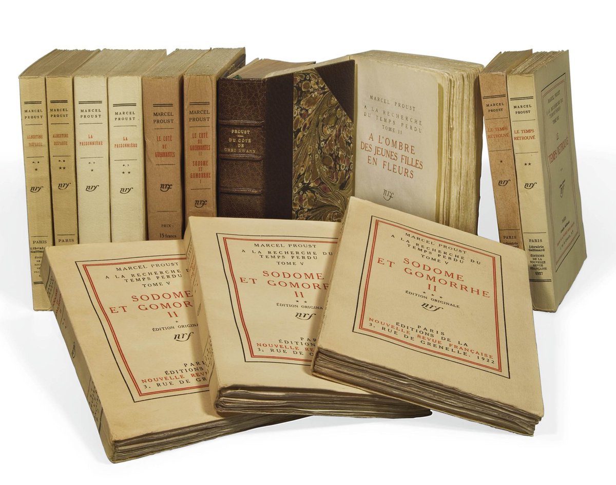 Publié entre 1913 et 1927, "À la recherche du temps perdu" de Marcel Proust, comprend 7 tomes, 9.609.000 caractères (34.318 tweets), 1.267.069 mots, 40.881 phrases et plus de 500 personnages. Cet ouvrage détient officiellement le record du plus long roman dans le livre Guinness.