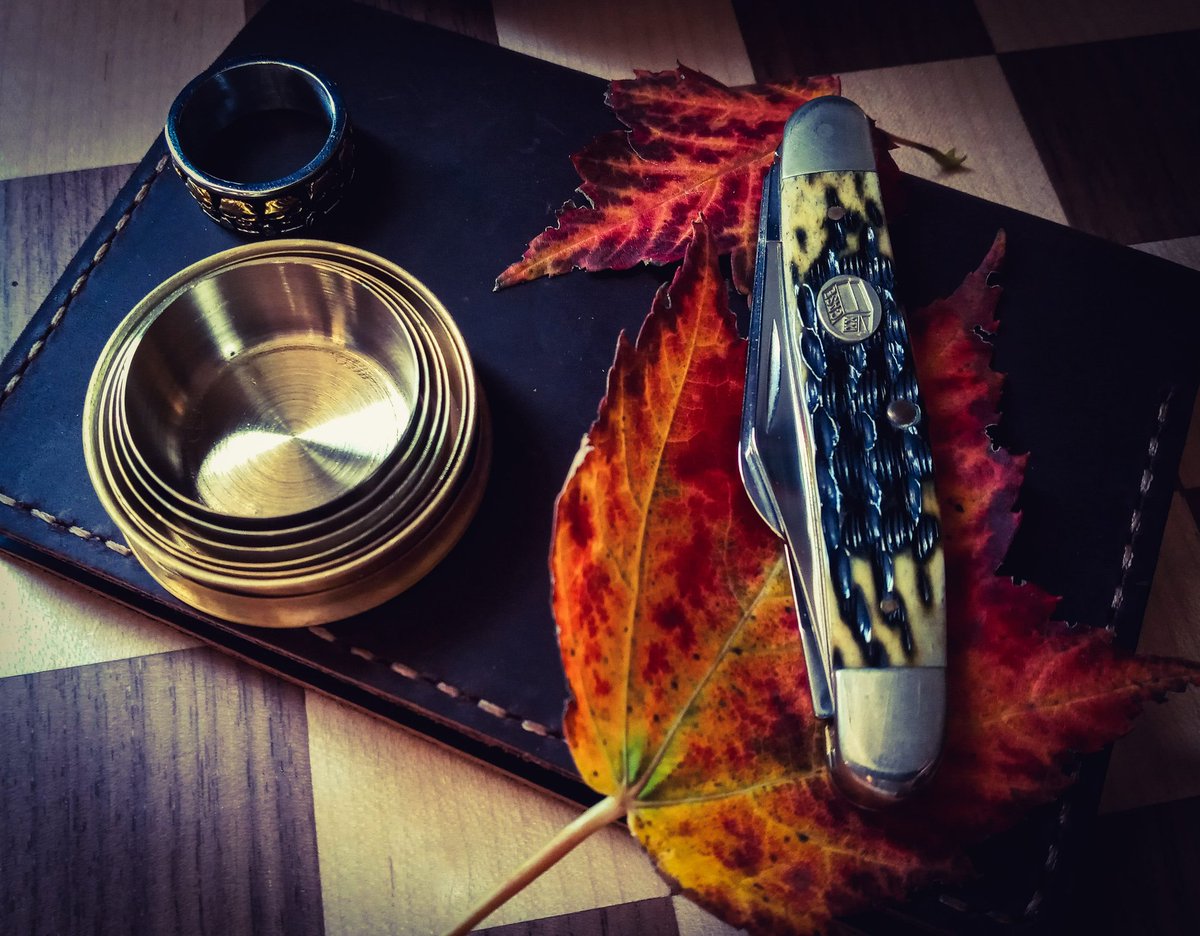 PirateLordMay's tweet photo. Relaxing with EDC Photography

@EddyNasty_ 
@Mutater22K 
@everydaycarry 
@CoffeeNKnives 
@BladeMagazine 
@BladeHQ 
@Leatherman 
@Opinel 
@FisherPenCo 
@wrcase 
@OlightWorld

#knifecommunity
#edcinno
#photography 
#photooftheday 
#photo 
#everydaycarry
#October
#outdoors https://t.co/YKzWqAO6fe
