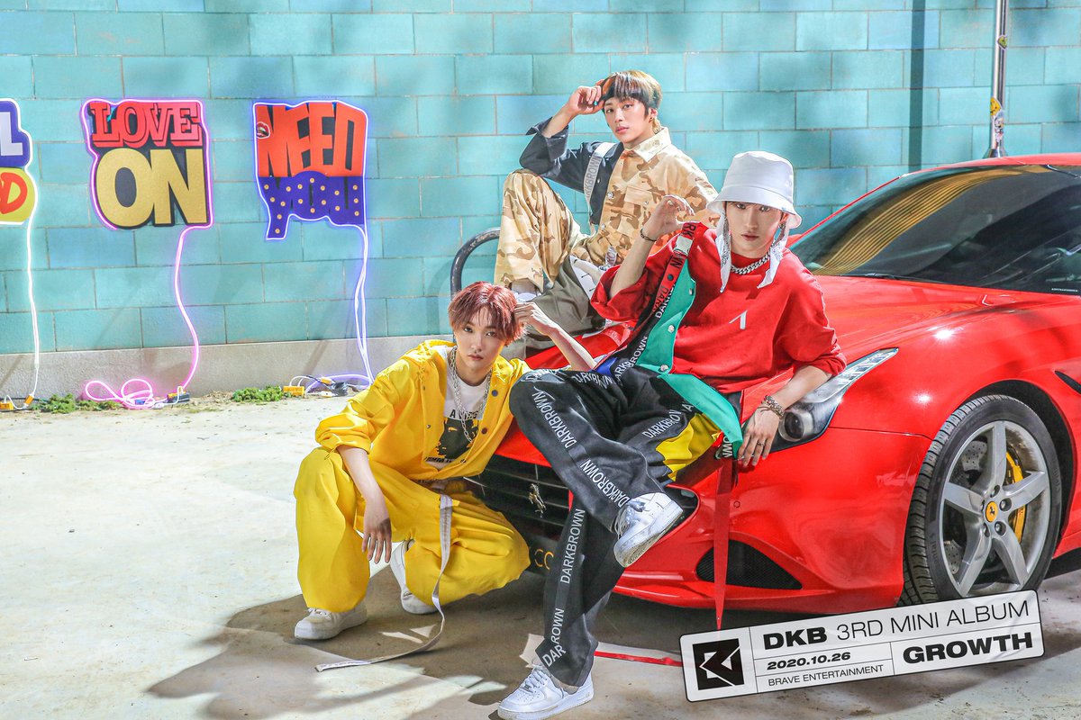 DKBfanbaseINA's tweet photo. DKB telah merilis Photo Teaser #2
ECHAN, D1 dan YUKU yang berkonsep dengan style HipHop. akan comeback pada tanggal 26 Oktober ini @DKB_BRAVE
#DKB #다크비 #BB #비비 #DKBfacts #DKBindonesia #BBindonesia #COMEBACK #BRAVE #ECHAN #D1 #TEO #GK #HEECHAN #LUNE #JUNSEO #YUKU #HARRY_JUNE https://t.co/yLKy1faw6v