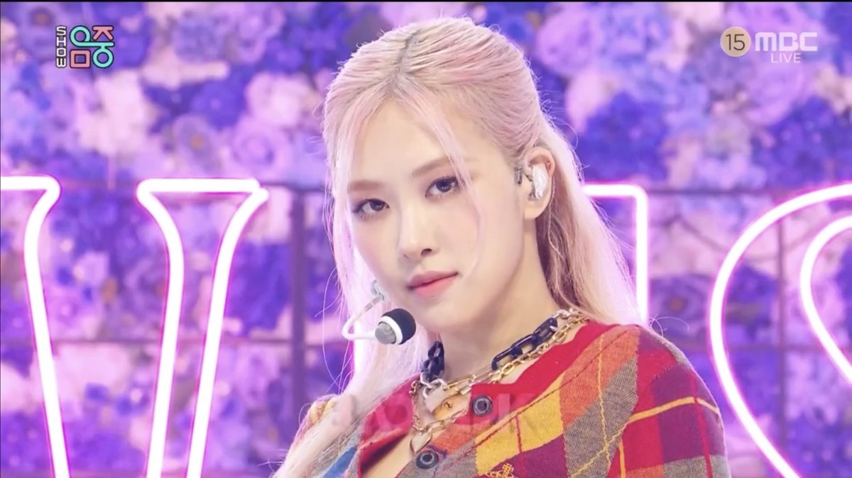 Licand19042000's tweet photo. #LovesickGirls #LOVESICKGIRLS3rdWin #Blackpink Comeback stage 🏆🏆🏆🎤 https://t.co/mRP2svul9G