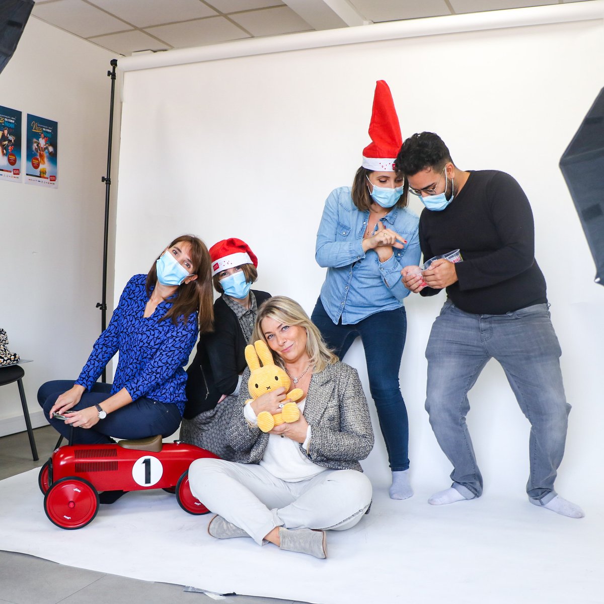 NiceShopping06's tweet photo. Dans les coulisses de Nice Shopping ! 

Les commerçants et artisans niçois seront à l’honneur pour notre campagne de Noël. Nous avons organisé un shooting auquel deux d'entre eux ont eu la gentillesse de participer ! 

Voici les coulisses du shooting !

#Niceshopping06 #ILoveNice https://t.co/XLYVX4bc63