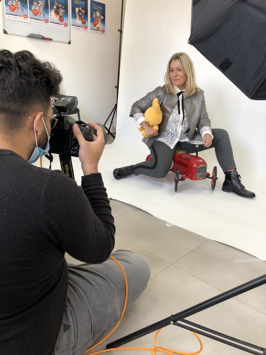 NiceShopping06's tweet photo. Dans les coulisses de Nice Shopping ! 

Les commerçants et artisans niçois seront à l’honneur pour notre campagne de Noël. Nous avons organisé un shooting auquel deux d'entre eux ont eu la gentillesse de participer ! 

Voici les coulisses du shooting !

#Niceshopping06 #ILoveNice https://t.co/XLYVX4bc63