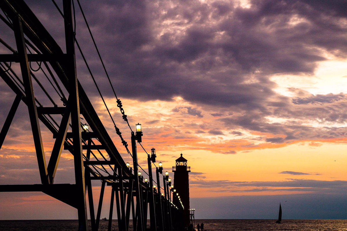 Foley_CP's tweet photo. Quick trip to Grand Haven over the weekend, the sky caught my eye 💟 #photography #art #lakemichigan #PureMichigan https://t.co/5zbDCsJECx