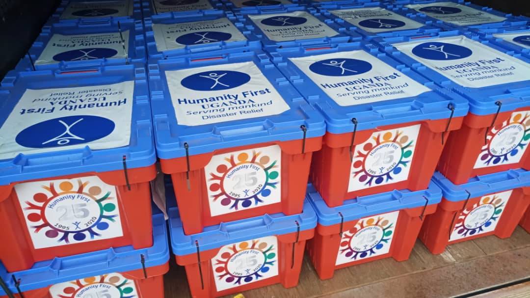 HumanityFirstUK's tweet photo. Our team in Uganda led by Director Disaster Relief have gone to the floods ravaged region of Bududa District (Eastern Uganda) to provide water survival boxes from Red Cross Uganda in partnership with World Water Works to help the affected families. https://t.co/sEwcgDvPBk