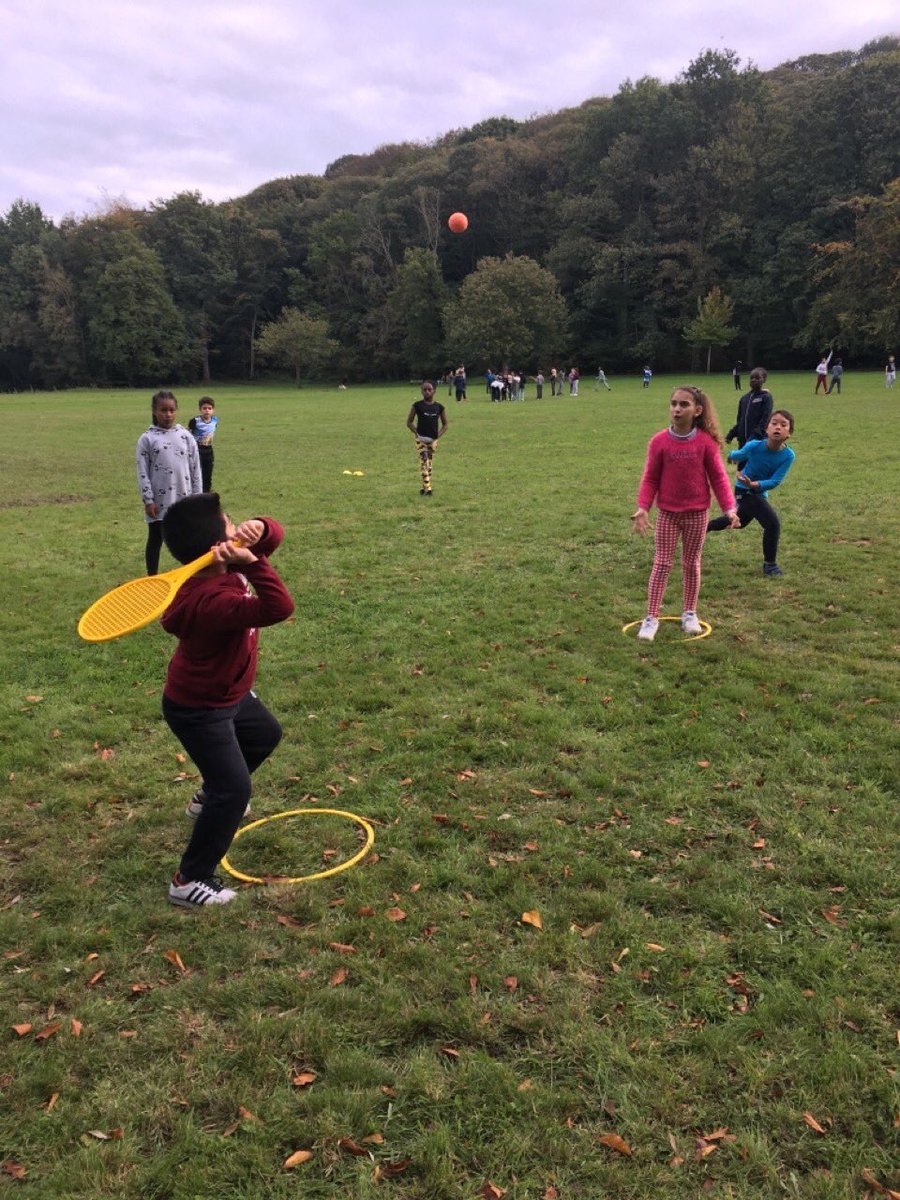 EcoleLh's tweet photo. Après-midi sportive pour les CM1 et CM2 de l’école Robespierre @HavreEst : au programme, tournoi de thèque ! Du fair-play, de la bonne humeur et de belles performances sportives ! #fairplay #vivelesport #mercilameteo https://t.co/J4CD8nIT0M