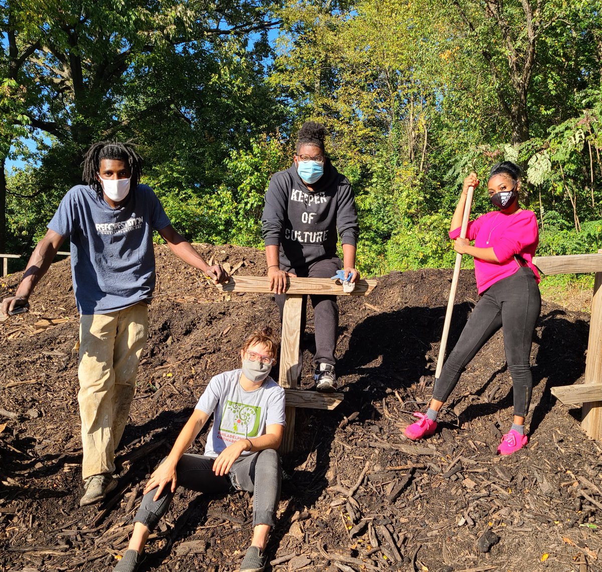 YouthBuildPHL's tweet photo. This week, students participated in various service projects throughout #Philly. Shout out to #Classof2021 for installing new pathways in berry gardens at @bartramsgarden and packaging groceries and Halloween goody bags at @philly.bebashi for families in need support. #YBWay! https://t.co/MvsDSizskh