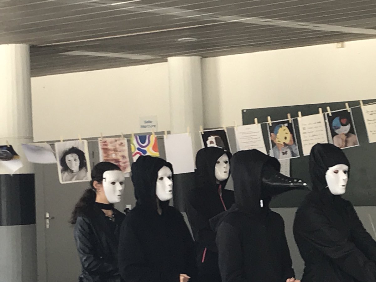 ⁦@LaGrandeLessive⁩  #ArtsPlastiques #exposer#presenter#partager inventons notre histoire des masques qui nous révèlent et nous protégent : 160 productions et une performance théâtrale Merci à tous⁦ ⁦@igartsplastique⁩<a href="/LyceeBeaussier/">Lycee_Beaussier</a>⁩ ⁦<a href="/JR_Arts_06/">JRarts J.Rouch</a>⁩