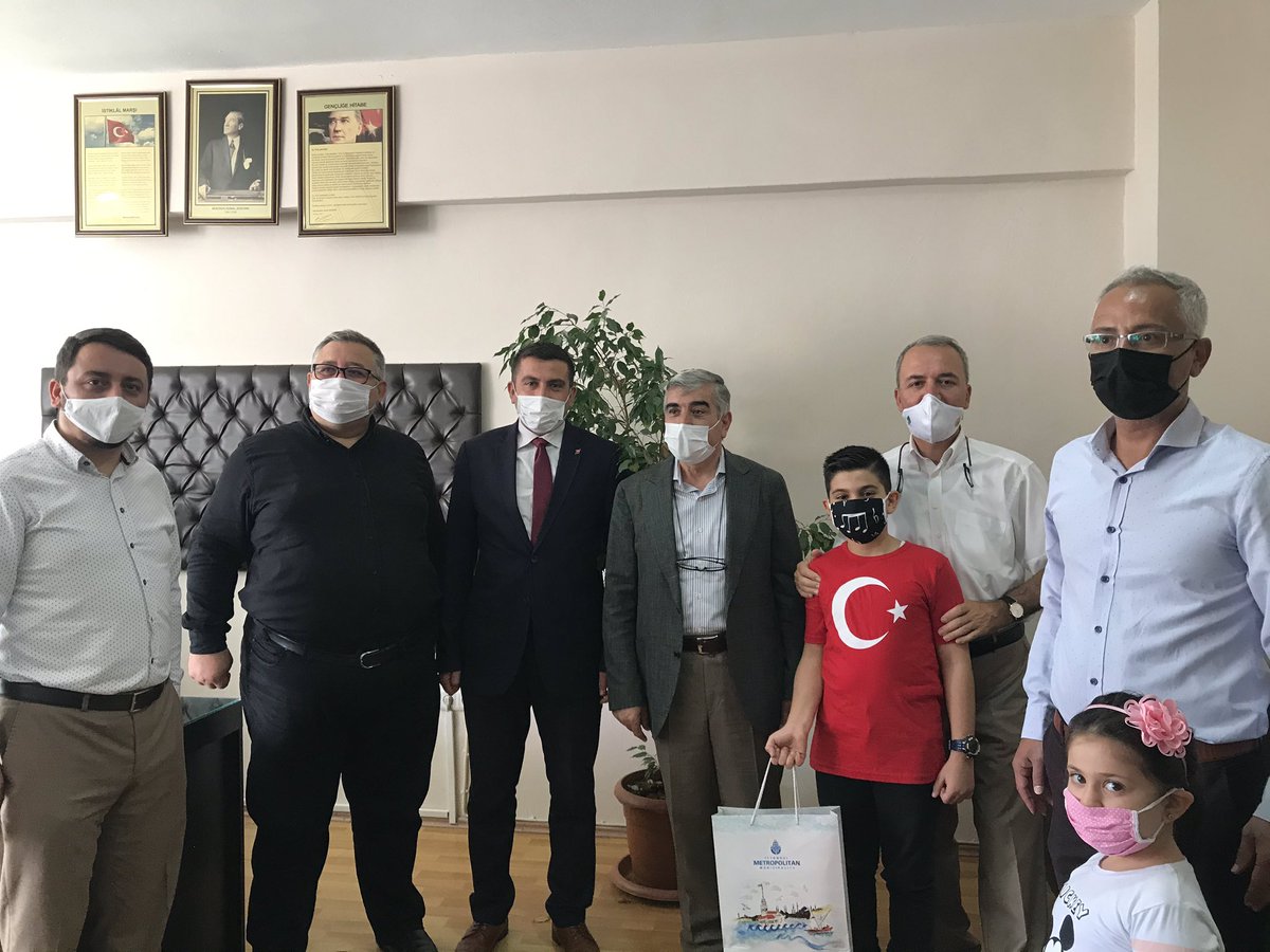 İstanbul’un Kurtuluşu dolayısıyla düzenlenen şiir yarışmasında derece alanoğlumuza,öğrencimizehediyesini İl MEM Müd. Yard. Ve kıymetlimisafirlerimiz verdi. Bizzat gelmeleri bizi onurlandırdı. var olsunlar🙏🏻🙏🏻🇹🇷🇹🇷<a href="/istanbulilmem/">İstanbul İl Millî Eğitim Müdürlüğü</a> <a href="/SarikabakFatih/">Fatih Sarıkabak</a> @bbaris_yildiz <a href="/BorusanOrtaokul/">Borusan ZNK Ortaokul</a>