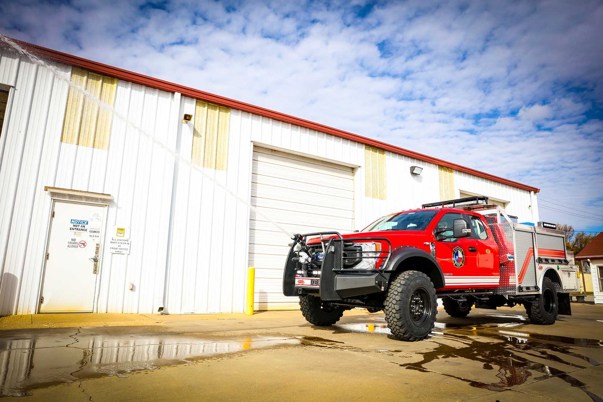 WeisFireSafety's tweet photo. Our Apparatus Team is testing this new Weis Quick Attack that we have built for the Cedar Park FD in Texas. 

To see more of our recent deliveries, visit our website: https://t.co/pkz9ow0om3 

#weisfiresafety #weisquickattack #firetruck #fireapparatus #brushtruck #firefighting https://t.co/61TzpbPiXP