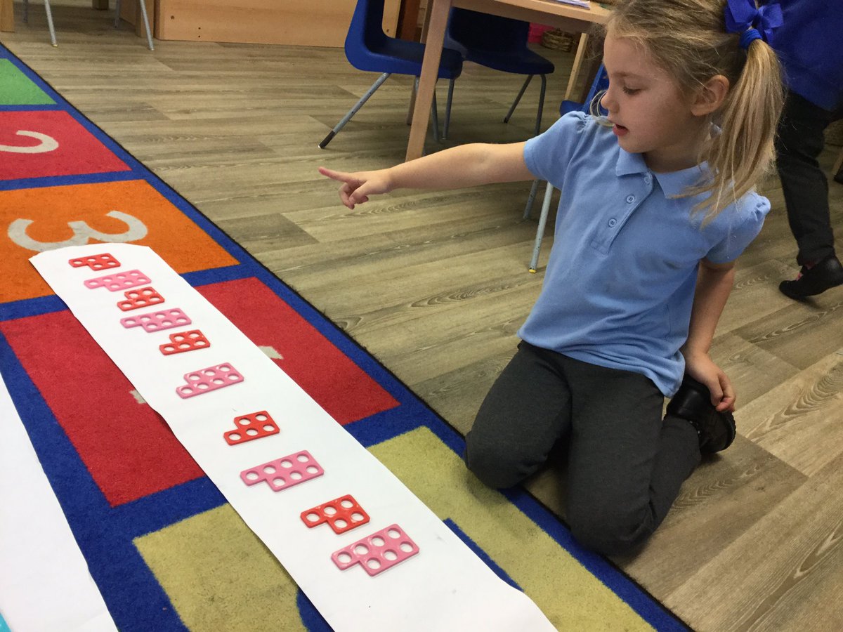 LSTMissFranklin's tweet photo. We have been investigating pattern using numicon. #STPSeyfs #STPSmaths https://t.co/LCoJN9lZO3