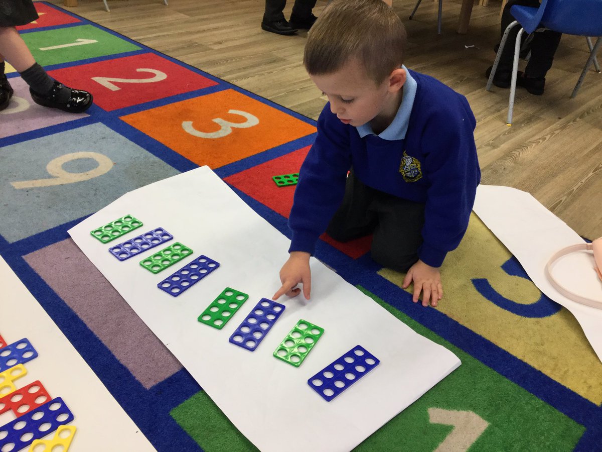 LSTMissFranklin's tweet photo. We have been investigating pattern using numicon. #STPSeyfs #STPSmaths https://t.co/LCoJN9lZO3