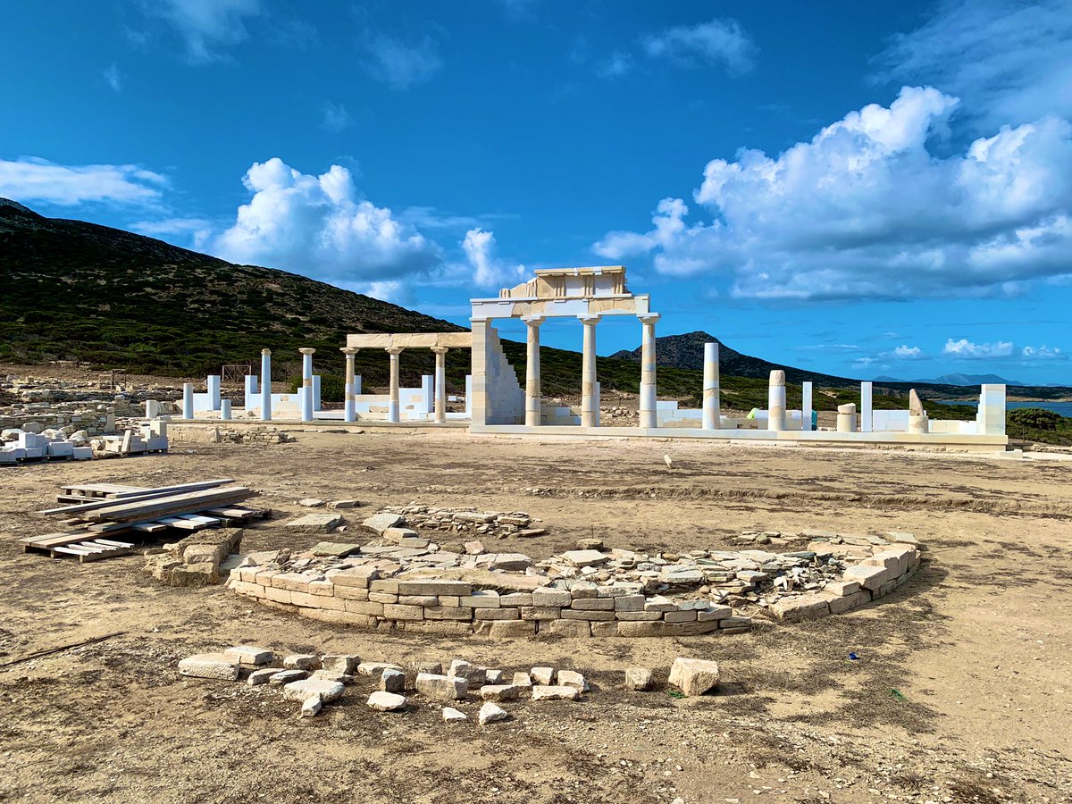 The main cult building sits on the west end of the sanctuary, with its five doors and prostyle colonnades oriented east. The two rooms at the north were side-by-side temples to Apollo & Artemis, while the southern rooms were hestiatoria for cult banquets! – bei  Despotiko