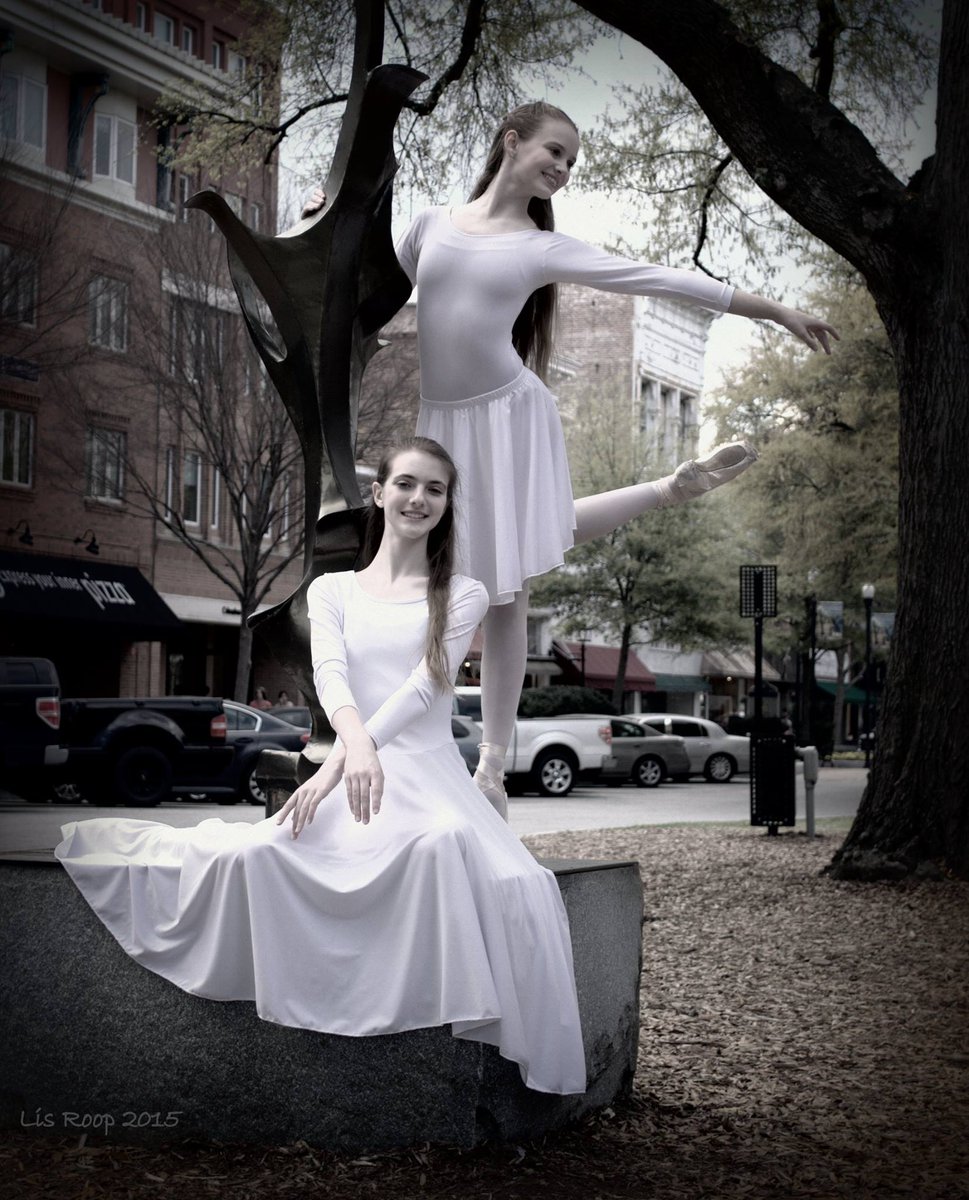 #ThrowBackThursday to 2015’s ArtWalk, when dancing outside wasn't as common. 🤣
If you love The Columbus Ballet and want to help keep us dancing, please consider making a donation on our website, thecolumbusballet.net.