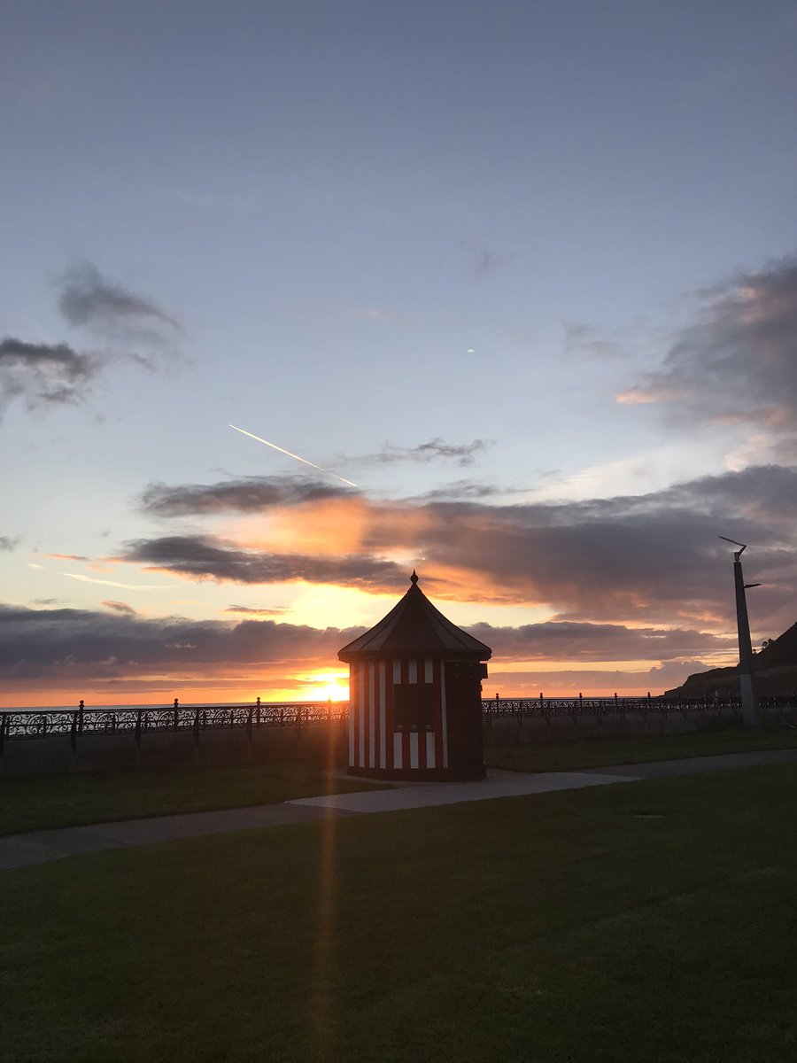 Sunrise this morning. Maidin inniu #seaswim #sunrise #éirínagréine #bray