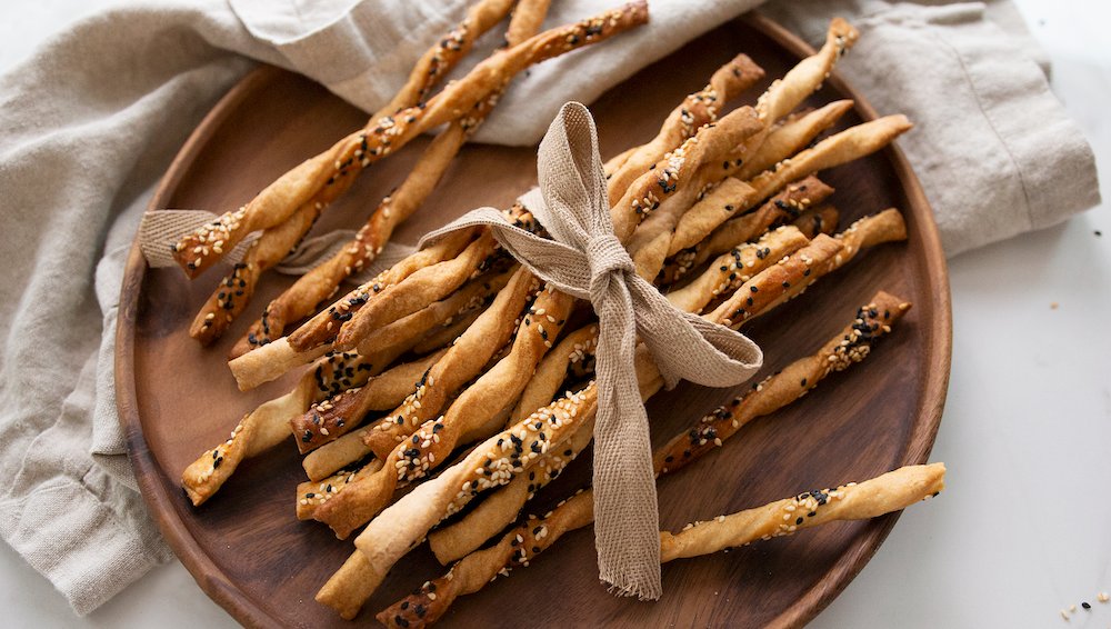 LHTCook's tweet photo. A crispy cracker-like breadstick, these Grissini come together quickly and are fun to eat with soups and salads. Top with sesame seeds, parmesan cheese, herbs - you name it! Link to recipe: https://t.co/TsQZRC7LpZ
#baking #bread #crackers #appetizers https://t.co/4TK2rqfk9K