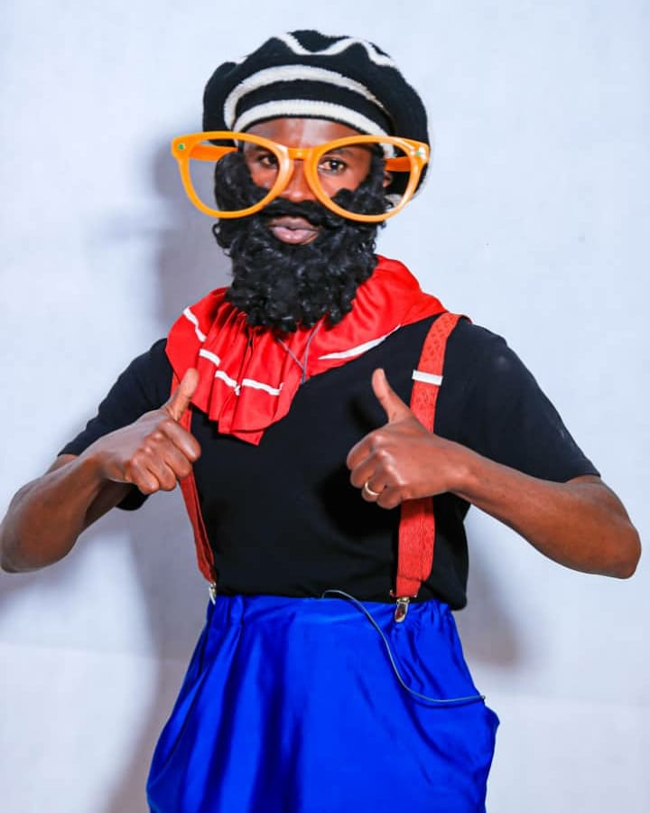 KivuArts's tweet photo. @mzee_mbukuli_officiel est un artiste comédien aux multiples talents. Il est l'incarnation de plusieurs personnages bien connu dans sa ville de Goma, où il évolue depuis, mais aussi au niveau de la RDC et en dehors de frontières congolaises. https://t.co/BJzlWcVQxR