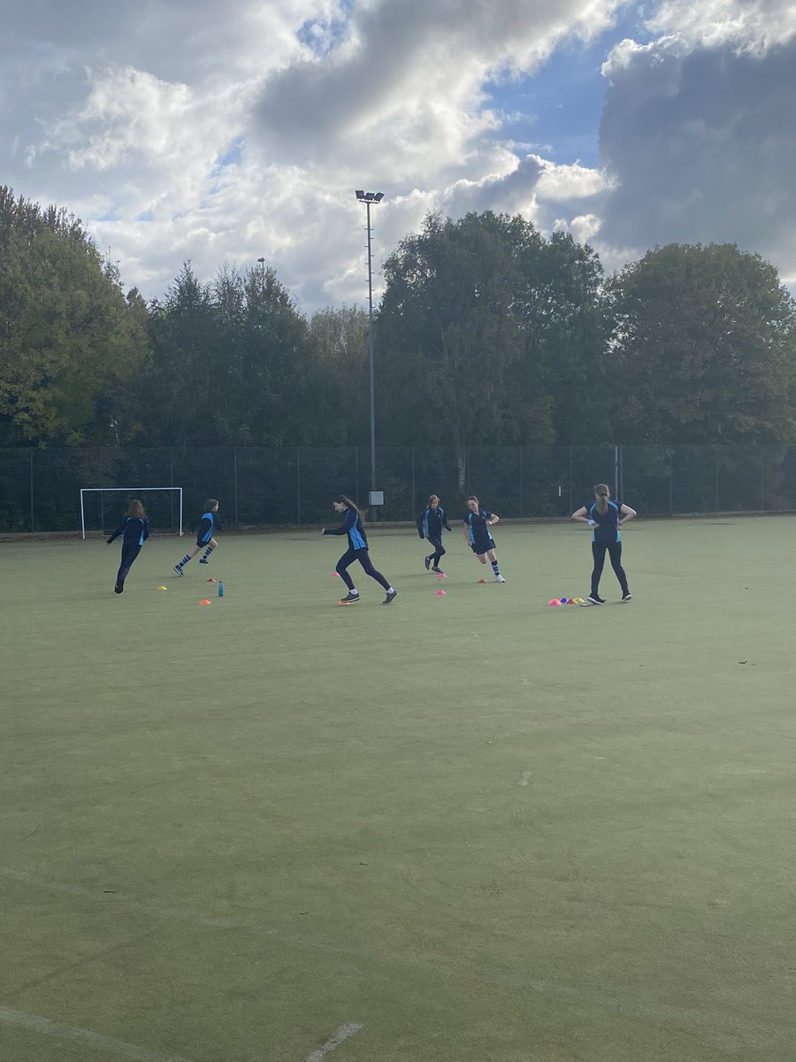 MCSPE1's tweet photo. Year 8 Girls planning, leading and completing their excellent circuit training sessions today in PE. Well done girls 💪 @LearnWithMCS @Ks3Mcs #MCSPE https://t.co/5WW5aCldAI