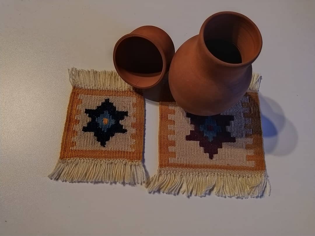 dokuyaneller64's tweet photo. 1️⃣ Bardak altlıklarımız sizlerle..☕
Tarihi Eşme kilimlerimizi sehpalarınız da yaşatın.
%100 yün, kök boya ve doğal boyar kullanılmıştır.
#uşakvaliliği #uşakilözelidare #bardak #bardakaltligi
#cicim #eşme #düzdokuma #sivaslı #banaz #usakhalısı #oushakrug #oushak #usak https://t.co/puqNRcQXh1