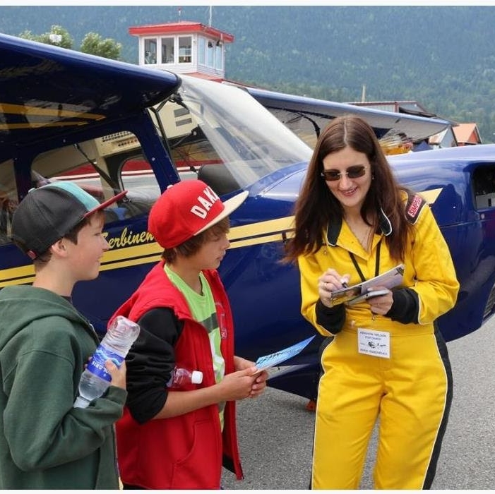 AnnaSkyDancer's tweet photo. Performing is amazing, but the best way to share your passion is by meeting people personally.
.
.
.
.
#annaskydancer #skydancer #pilotlife #pilot #piloteyes #dancer #figureskating #airshow #airshowtime #flyingfun #airshowperformance #airshowpilot https://t.co/xfospiYRr3