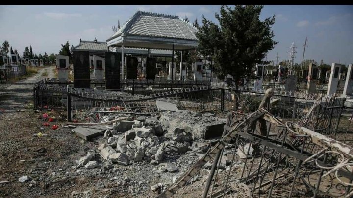 ZeynallS's tweet photo. The graveyard in #Tartar during funeral ceremony was targeted ,4 civilians were killed ,3 seriously injured. Another barbarism from Armenia.

#TartarCity
#StopArmenianAggression 
#KarabakhisAzerbaijan 
#StopArmenianOccupation https://t.co/TR9SlZUCpP