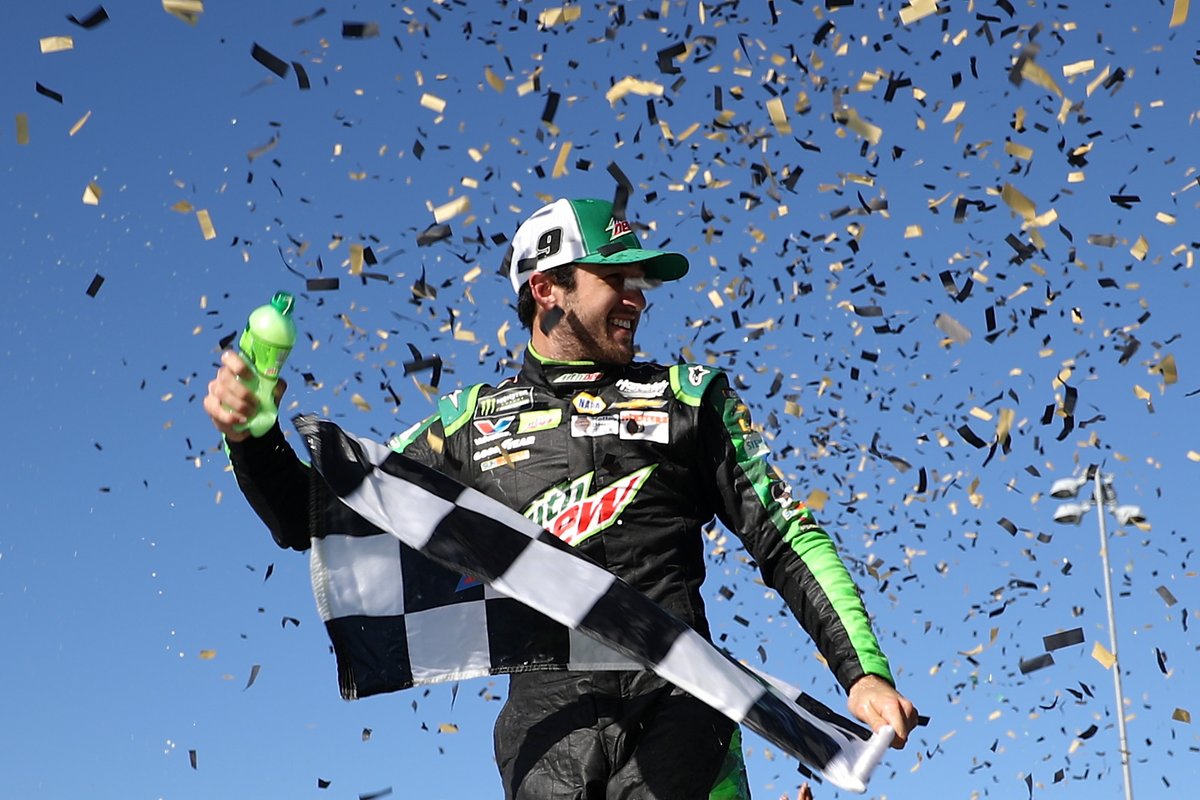 TeamHendrick's tweet photo. Throwing it back to 2018 on this #TBT when @chaseelliott led the field to the 🏁 @kansasspeedway and became the track’s youngest winner in the #NASCAR Cup Series! https://t.co/JgsC4Le93E