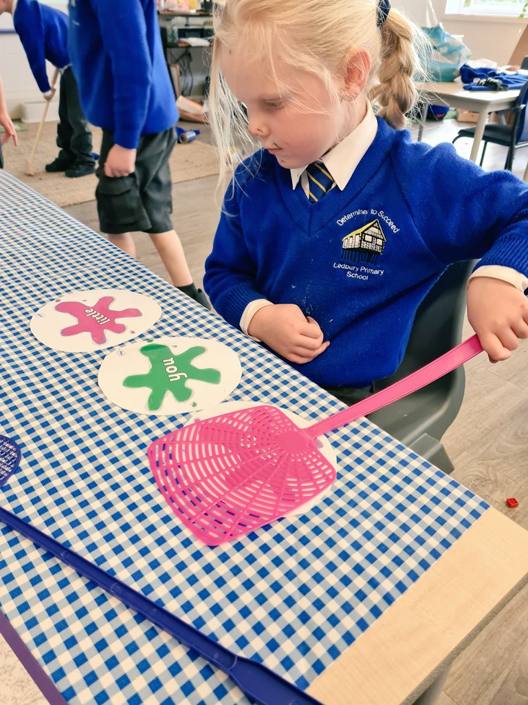 RSW_LPS's tweet photo. Great work with reading tricky words today Robins! @REC_LPS #LPSreading #eyfs #RockingRobins https://t.co/8WmxaZUuPh