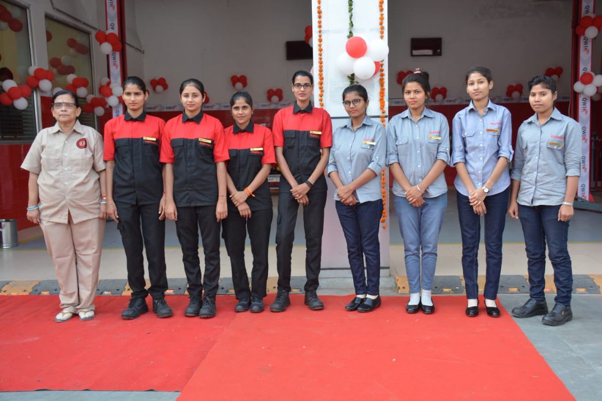 deepaliranaa's tweet photo. India’s first all-women Mahindra workshop in Jaipur completes a year of operation

Powered by a team of 9 women, the Compact Qwik (CQ) outlet is a category of Mahindra authorised two-bay urban workshop that caters to scheduled services. Congratulations to all @MahindraRise https://t.co/dLhNOxWyA7