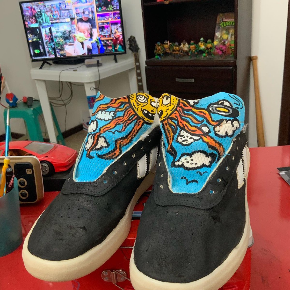 artivancasanova's tweet photo. “Sunny Shuzz” Estos zapatos eran beige y solo me pidieron que pinte la lengüeta. Algo súper dificil por su material y tamaño. Puedes tener tu par personalizado por &60, más info por dm 🤓
.
.
.
.
#elartedeiváncasanova #shuzz #shoes #handicrafts #handpaintedshoes #sun https://t.co/r0Tk1EXokU