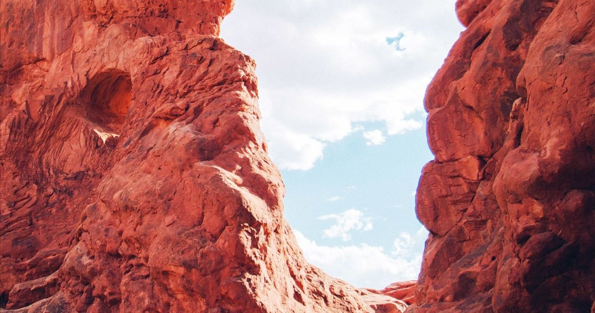 #16ottobre <a href="/CasaLettori/">Casa Lettori</a> | ☢️ Quali sentimenti proviamo di fronte ai nuovi #cromatismi dei paesaggi modificati dall'attività #antropogenica? A partire da Antropologia del Turchese di Ellen #Meloy (@edblackcoffee), l'#approfondimento di <a href="/Shakey92/">Angela Marino</a> ▶ bit.ly/37akkc8