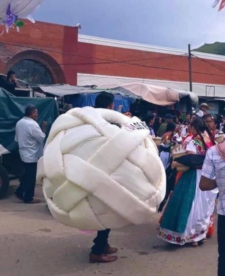 benitoparra's tweet photo. Aquí tenemos dos quesos falsos.
El queso Oaxaca y el quesojete
#QuesoPoderoso https://t.co/AE5qXwLPza