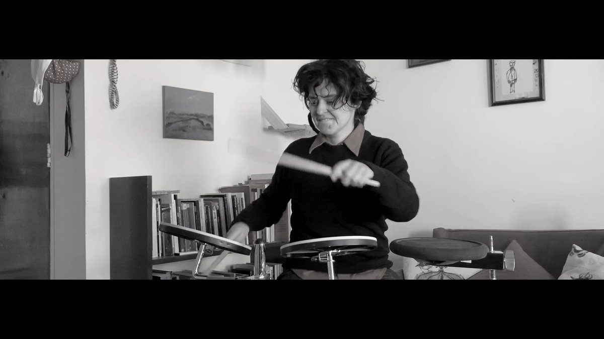 Esta noche hay #TransMisiva2 con La Banda del Dolor. Estaremos haciendo "Lo mejor de ti", "Nobody Knows I'm Here" y una canción nueva llamada "Antes del sol". 
Los invitamos a sumarse a la transmisión y conversatorio de hoy. 
Entradas: redcircular.com/Cabezas