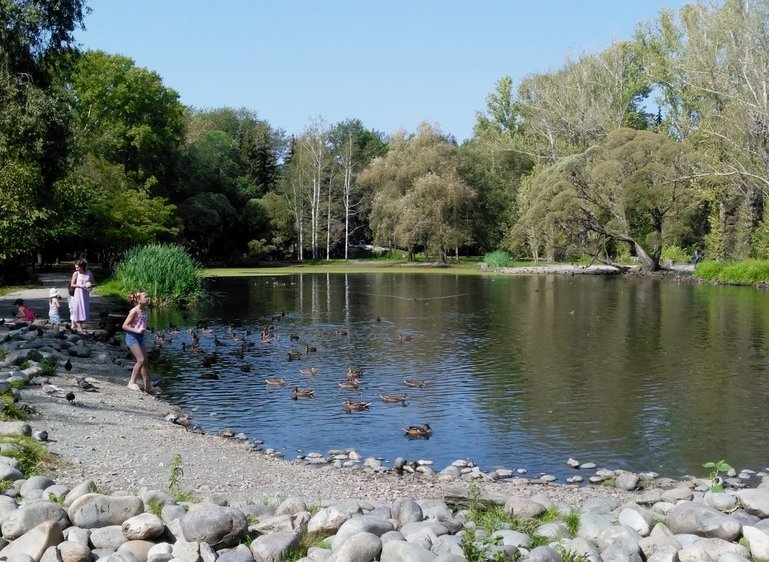 Несмотря на то что Екатеринбург входит в список российских городов-миллионников, он имеет достаточно компактные размеры.  В городе много красивых мест, поэтому посещение этого города станет увлекательным и интересным.
ekb.triproom.ru/blog/ghivopisn…

#квартирыпосуточно #арендаквартиры