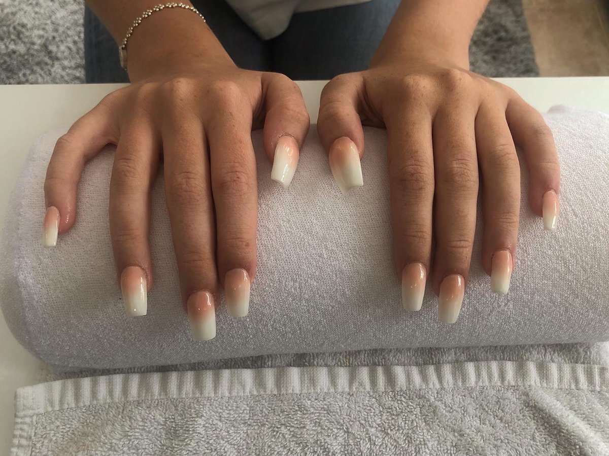 brionysamanthaa's tweet photo. Trying to self promote abit more! I’m a newly qualified nail tech looking to try and expand my business! Help a girl out❣️ Insta : @beautybybri.xx https://t.co/ThOL8a5N5T