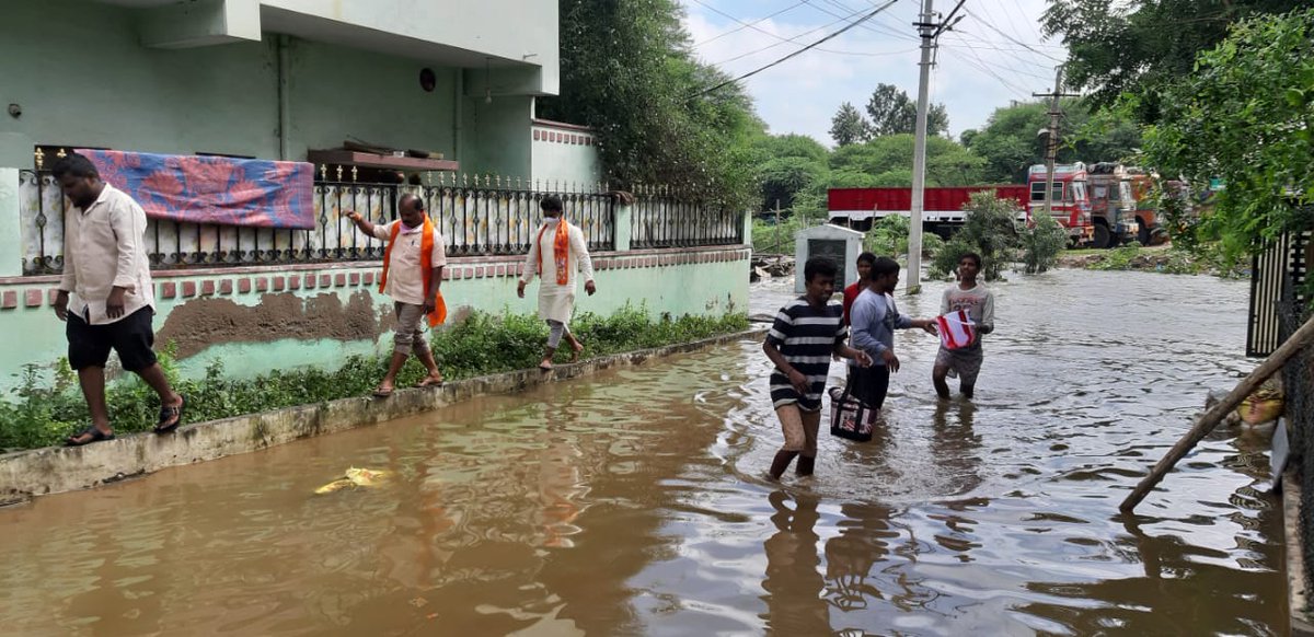 subhashbajrang's tweet photo. ఈ రోజు హైదరాబాదులో బజరంగ్దళ్ కార్యకర్తలు పాలు,  అరటిపండ్లు. బిస్కెట్ ప్యాకెట్ ,ఫుడ్, డిస్ట్రిబ్యూషన్ చేయడం జరిగింది . వరద బాధితులకు https://t.co/9iuGDnqDmH