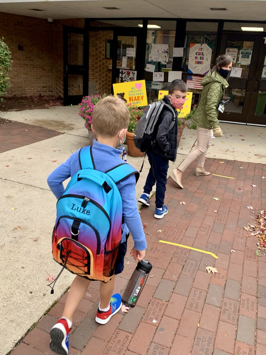 GlenEllynD41's tweet photo. Thank you teachers for a great first day in person! These kindergartners loved walking through the Lincoln doors for the first time! There are big grins under those masks. #2ndFirstDayD41 https://t.co/TpJorTlcSr