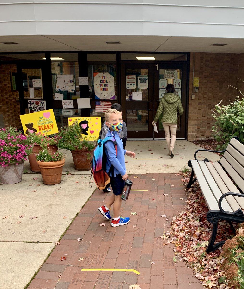 GlenEllynD41's tweet photo. Thank you teachers for a great first day in person! These kindergartners loved walking through the Lincoln doors for the first time! There are big grins under those masks. #2ndFirstDayD41 https://t.co/TpJorTlcSr