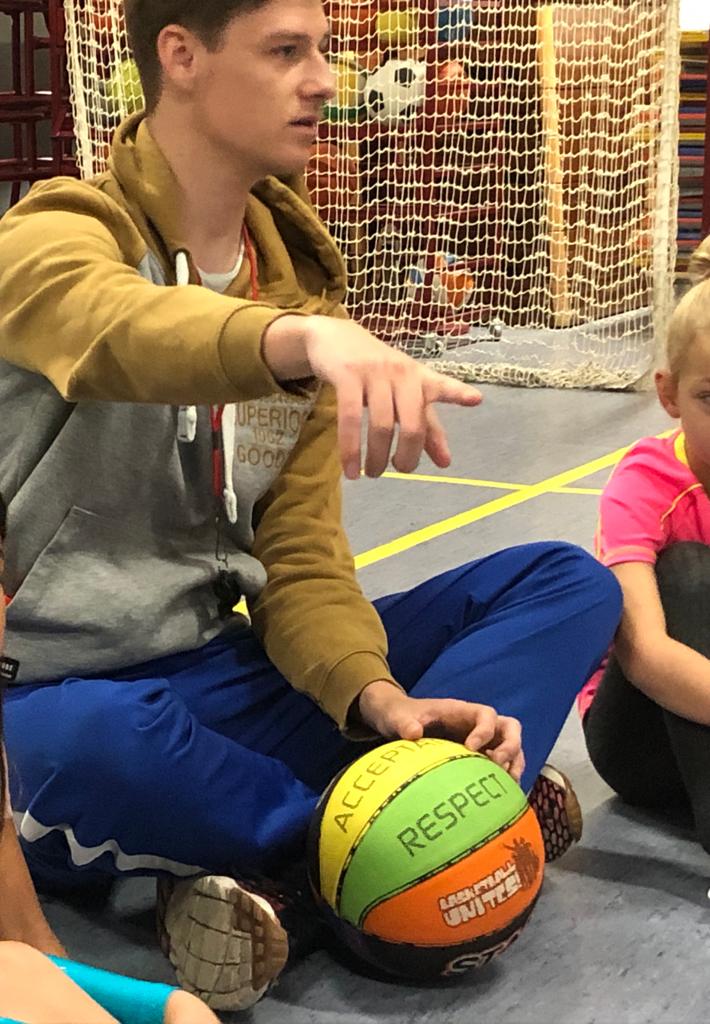 obs_Ridderspoor's tweet photo. Basketbalclinic van een echte basketballer voor groep 4 van juf Liselot. De meester legde uit waar STAR voor staat. De S staat voor sportief; de ander de bal gunnen, tegen je verlies kunnen. Weten uw kinderen nog te vertellen waar de andere letters voor staan? https://t.co/gaK7XhhCSJ