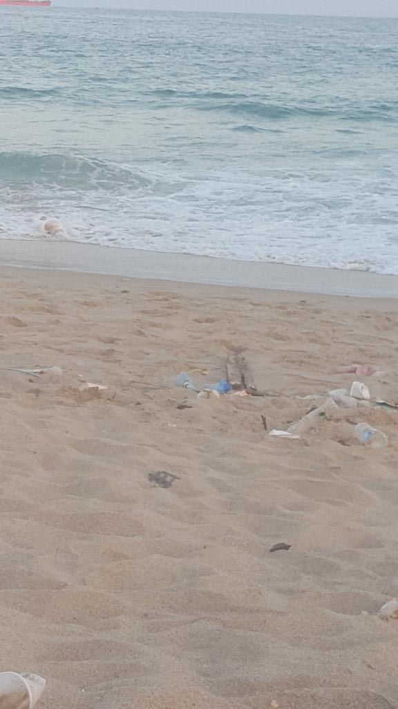 ماجمل صنع الله وماقبح صنع البشر  
للاسف هذي شاطى عاصمة حضرموت المكلا
ماقبح مافعلتو بشواطيها الجميله من رمي النفايات والمخلفات