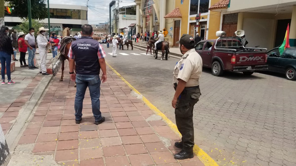 #Calvas | #EnLojaNosCuidamosTodos 

✅Jefe Política y Comisario asisten a sesión solemne por el 157 aniversario de Restauración de Cariamanga como cabecera cantonal de Calvas.

✅Comisario y <a href="/PoliciaEcuador/">Policía Ecuador</a> realizan control durante cabalgata por aniversario y en vías de acceso.