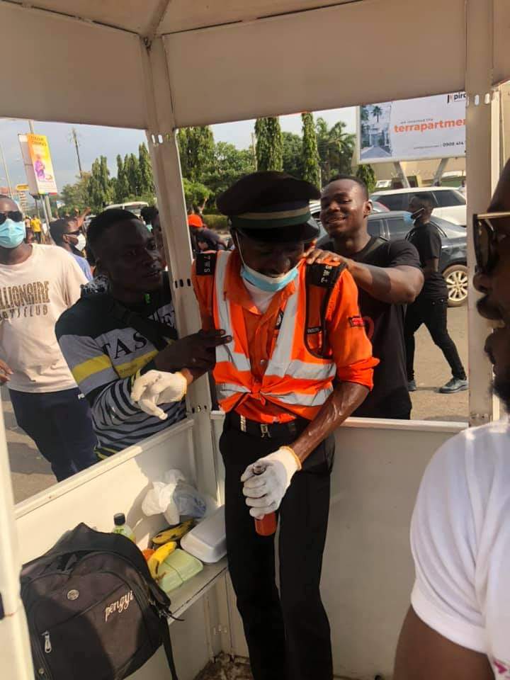 eketiette's tweet image. "Today in Abuja, as protesters approached this traffic warden, he got scared and wanted to run. They crowded around him, gave him drinks, food, fruits, took selfies, and told him they see all their efforts. Shortly after they left, he bent over and cried."
#PoliceReforms #ENDSWAT