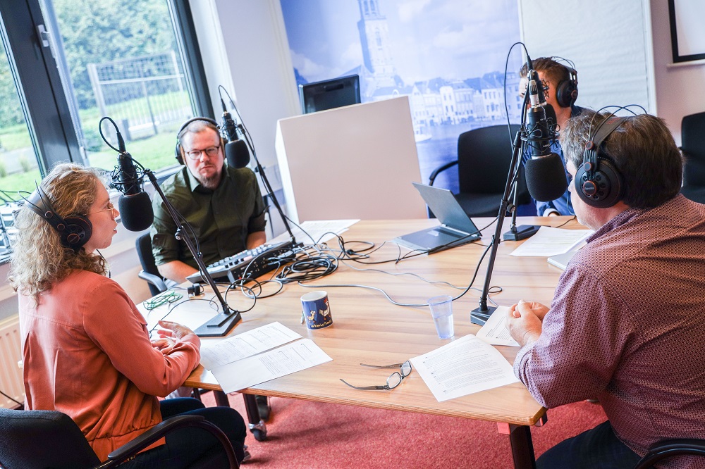 Luistertip! Een kakelverse PluimveePodcast staat online!! Het belang van veterinair praktijkonderzoek staat centraal Met Jeanine Wiegel van <a href="/GD_Deventer/">Royal GD</a> en pluimveehouder <a href="/EricHubers/">Eric Hubers</a> als voorzitter van Stichting Avined 

pluimveeactueel.nl/nieuwsartikel/…